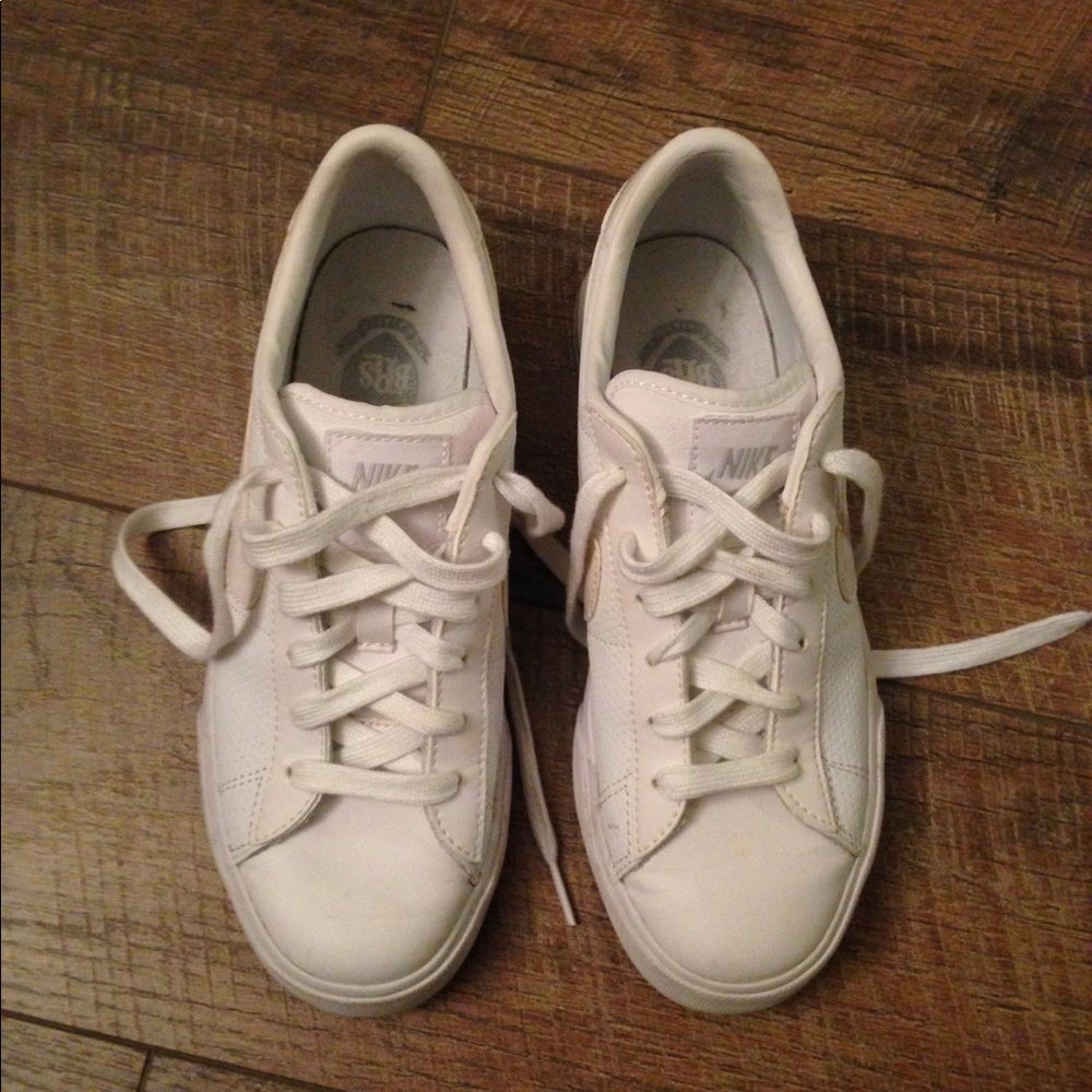 Nike white leather tennis shoes